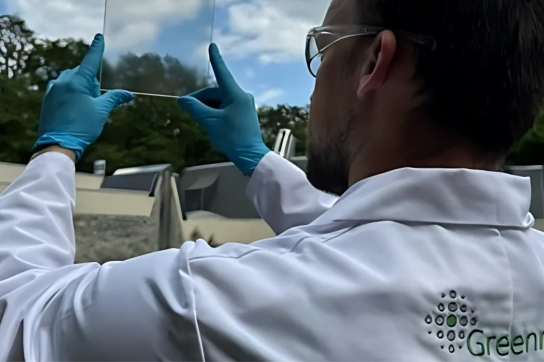 Chercheur qui regarde à travers une vitre