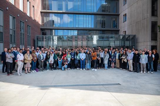 Photo de groupe des participants à la conférence MG-ERC 2025 dans la cours des sciences de l'UNamur