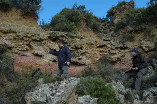 Johan Yans et Jean-Yves Storme sur le site de fouilles à Albas (France) (c) Gaëtan Rochez - UNamur