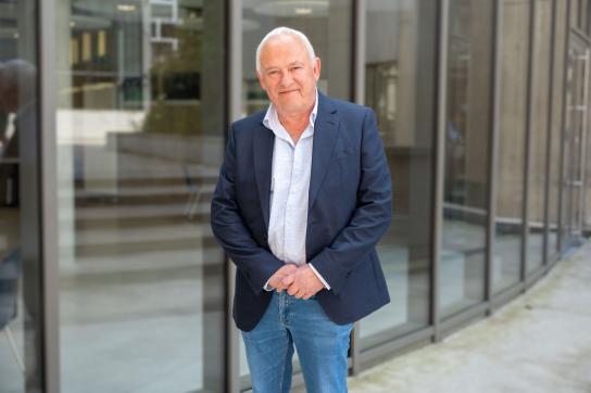 Photo de Serge Mathot (CERN) lors de sa visite à l'UNamur en mai 2025