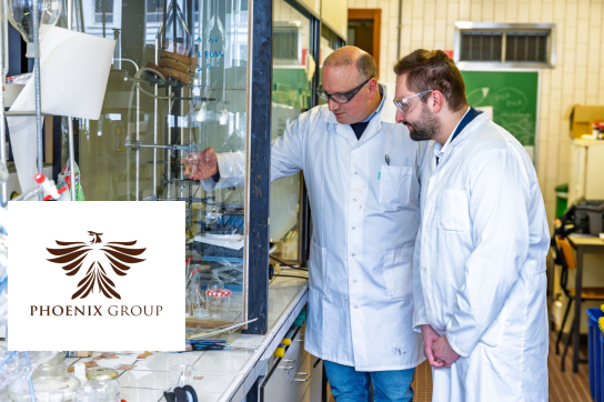 Steve lanners et Lionel-Marie Van Geesbergen au laboratoire - logo de Phoenix Capital